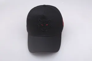 Detail der aufwendigen Tigerkopf-Stickerei auf einer schwarzen High-Top-Baseballkappe