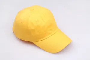 Details der gelben Baumwoll-Baseballkappe mit gestickten Ösen und vorgebogenem Schirm