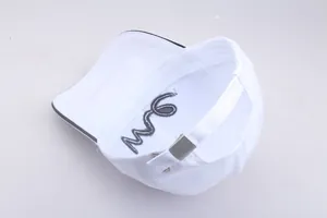 Detailansicht der weißen Baseballkappe mit hochwertiger Stickerei und Metallschnallenband