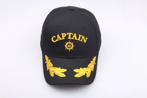 Détail de la broderie jaune CAPTAIN et des feuilles de laurier sur le chapeau noir
