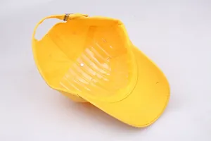 Innenansicht einer gelben Baumwoll-Baseballkappe mit Nähten und verstellbarem Metallverschluss