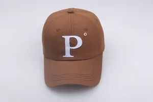 Détail d'une casquette de baseball marron en coton avec broderie P blanche et visière courbe