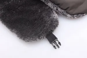 Détail du rabat d'oreille en fourrure avec boucle réglable sur le bonnet de trappeur