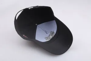 Detailansicht der schwarzen Baseballkappe mit weißem Futter und Metallschnalle