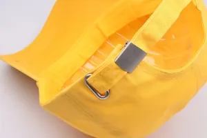 Detailansicht der gelben Baseballkappe mit Twill-Stoffstruktur und Metallschnalle
