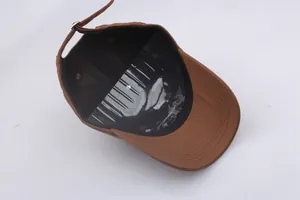 Détails de l'intérieur de la casquette marron avec boucle réglable et coutures soignées