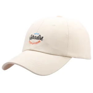 Beige katoenen baseballpet met geborduurde vis en Paradise City Brandmade tekst