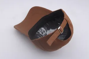 Détail de l'arrière d'une casquette en coton marron avec sangle et boucle métallique