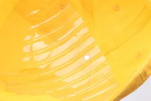 Details der Innenstruktur der gelben Baumwoll-Baseballkappe mit transparenter Formstütze