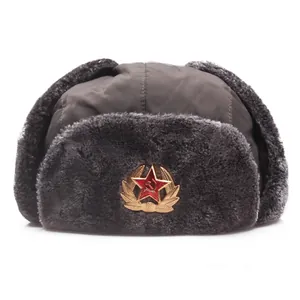 Chapka soviétique russe avec protège-oreilles et insigne étoile sur tissu coupe-vent