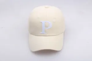 Détail de la casquette de baseball en coton beige avec broderie 3D blanche de la lettre P