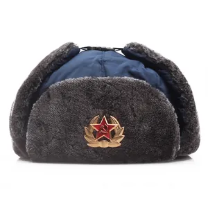 Ouchanka de style soviétique bleu foncé avec fausse fourrure grise et badge marteau