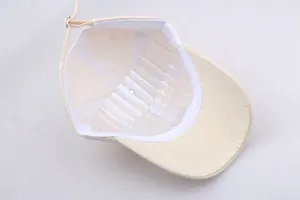 Détail intérieur de la casquette beige avec sangle réglable et support de forme