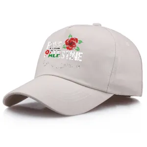Casquette baseball beige Free Palestine avec rose rouge et graphique tricolore