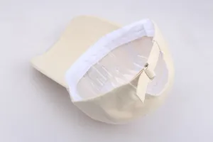 Vue détaillée d'une casquette beige avec boucle métallique réglable et doublure intérieure