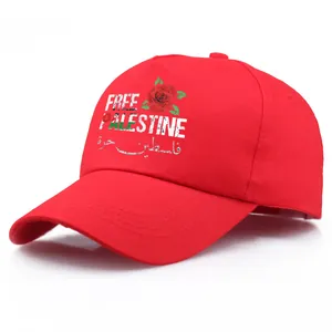 Casquette rouge avec texte Free Palestine et broderie de rose sur fond blanc