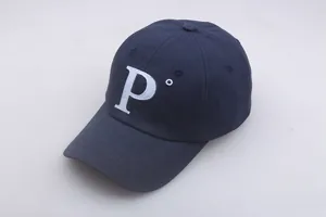 Vue détaillée de la broderie blanche lettre P sur une casquette de baseball marine