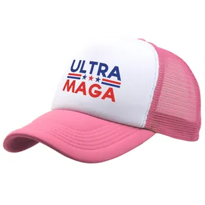 Rosa-weiße Ultra MAGA Trucker Cap mit Sternen- und Streifengrafik auf weißem Grund