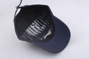 Vue intérieure de la casquette bleu marine avec bandeau anti-sueur et boucle en métal réglable