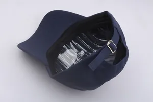 Détails de l'intérieur de la casquette marine avec coutures et boucle métallique