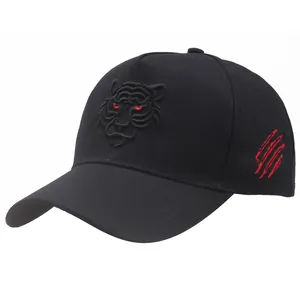 Schwarze High-Top-Baseballkappe mit Tigerkopf-Stickerei und roten Kratzspuren
