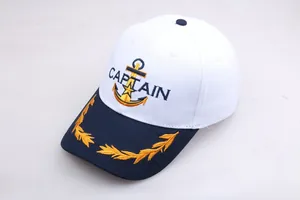 Dettaglio del ricamo Captain e foglie d'alloro dorate sul cappellino da marinaio bianco