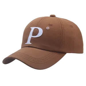 Casquette vintage marron avec lettre P brodée en 3D blanche et tissu en coton durable