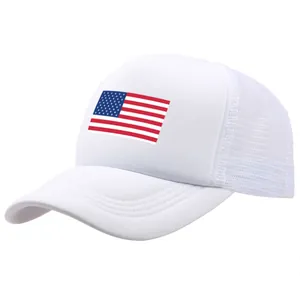 Klassische weiße Trucker-Mütze mit US-Flagge, atmungsaktivem Netz und gebogenem Schirm