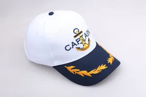 Dettaglio del cappello da capitano nautico con ricamo ancora dorata e foglie di alloro