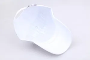 Witte honkbalpet detail met de binnenstructuur, steun en de metalen gesp