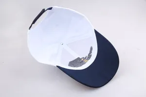 Dettaglio del berretto da baseball bicolore con cuciture interne e cinturino regolabile