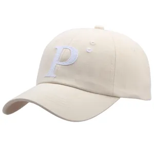Casquette de baseball en coton blanc cassé avec broderie lettre P et visière courbée chic