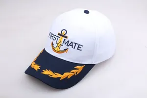 Dettaglio del ricamo First Mate e foglie d'alloro dorate sul cappello in stile nautico