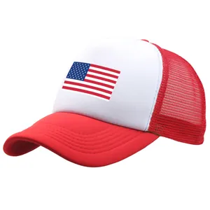 Klassische rot-weiße Trucker-Mütze mit US-Flagge und atmungsaktivem Mesh-Rückenteil