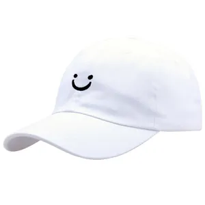 Witte katoenen honkbalpet met zwarte smiley borduursels op een witte achtergrond