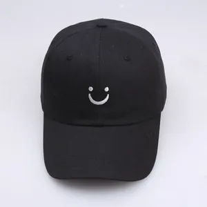 Zwarte katoenen baseballpet met minimalistisch geborduurd lachend gezichtpatroon