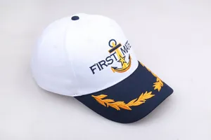 Dettaglio del ricamo in oro della foglia di alloro sulla tesa blu del cappello nautico