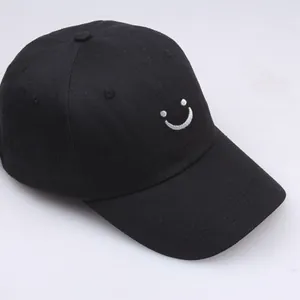 Minimalistische zwarte katoenen honkbalpet met wit geborduurde smiley en gebogen klep