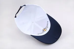 Vista dettagliata delle cuciture interne e del cinturino del cappello da marinaio