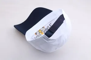 Dettaglio del cappello navy bianco con ricamo Miami e parte inferiore blu della visiera
