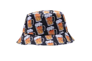 Détail du chapeau bob noir avec imprimé de chopes de bière sur toute la surface
