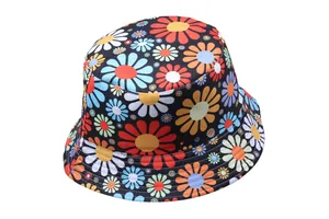 Détail de l'imprimé marguerite coloré sur un chapeau bob noir réversible pour femme
