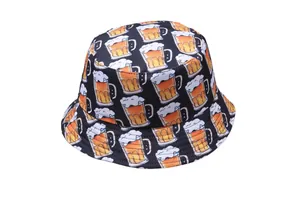 Détail de l'imprimé de chope de bière sur la texture du chapeau bob noir en coton