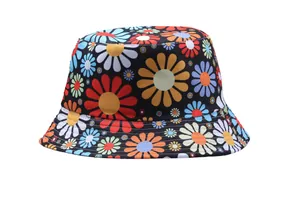 Détail de l'imprimé floral marguerite et des coutures sur le chapeau bob noir