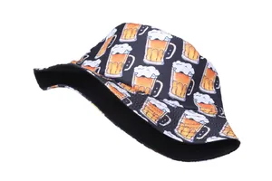 Détail d'un chapeau bob noir avec un motif d'impression numérique de tasses de bière