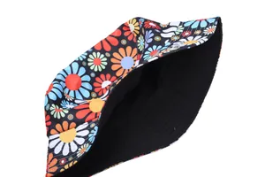 Détails d'un chapeau bob réversible avec imprimé floral de feuilles d'érable sur toile noire