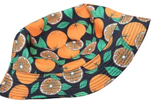 Cappello da pescatore reversibile con motivo di arance su tela nera per protezione solare