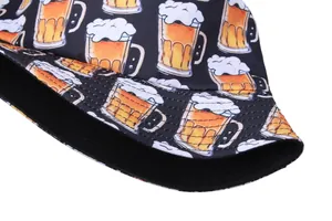 Détail d'un bob en coton avec motif imprimé bière et couture de haute qualité