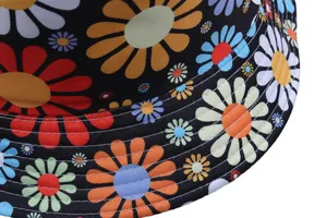 Bob noir avec imprimé floral coloré et détails de triple surpiqûre blanche de qualité