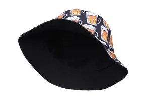 Vue de dessus montrant l'imprimé bière numérique et la doublure noire du chapeau bob